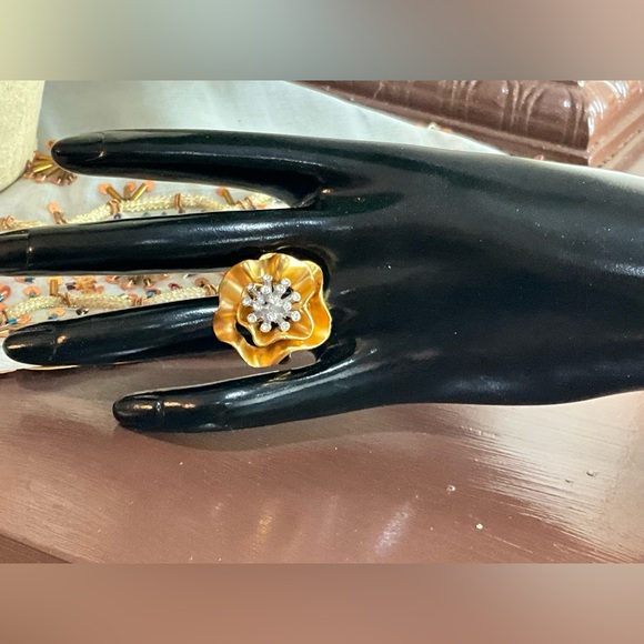 Elegant Gold Flower Ring size 7 - Picture 3 of 8